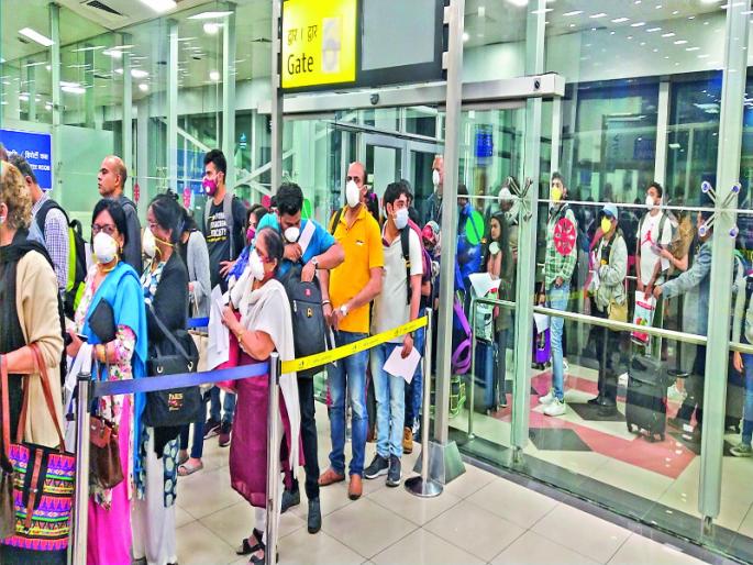 Coronavirus : Strict inspection of arriving passengers at Pune airport | Coronavirus : पुणे विमानतळावर परदेशातून येणाऱ्या प्रवाशांची कसून तपासणी Coronavirus : Strict inspection of arriving passengers at Pune airport | Coronavirus : पुणे विमानतळावर परदेशातून येणाऱ्या प्रवाशांची कसून तपासणी