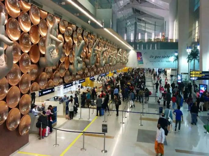 Beat the queue at airports railway stations toll plazas by paying income tax honestly | इन्कम टॅक्स वेळेत भरणाऱ्यांना रेल्वे, विमानतळांवर मिळणार 'स्पेशल ट्रिटमेंट' Beat the queue at airports railway stations toll plazas by paying income tax honestly | इन्कम टॅक्स वेळेत भरणाऱ्यांना रेल्वे, विमानतळांवर मिळणार 'स्पेशल ट्रिटमेंट'