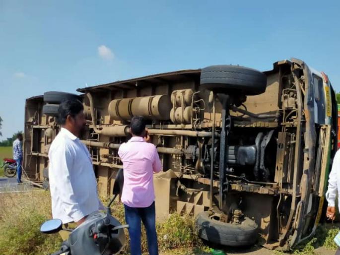 Baramati-Phaltan Asiad ST Bus Accident | बारामती- फलटण एशियाड एसटी बसला अपघात; ९ ते १० प्रवासी जखमी Baramati-Phaltan Asiad ST Bus Accident | बारामती- फलटण एशियाड एसटी बसला अपघात; ९ ते १० प्रवासी जखमी