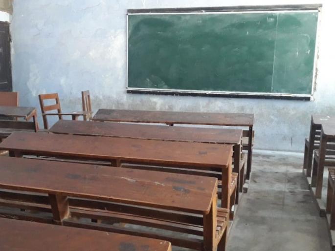 The wife came to know about the misdeeds of Guruji who was constantly staying away from his wife giving reasons in wardha | दुसरीशी जवळीक ठेवणे गुरुजींना भोवणार; पत्नीने शाळेतच बदडल्याने सर्वत्र खमंग चर्चा The wife came to know about the misdeeds of Guruji who was constantly staying away from his wife giving reasons in wardha | दुसरीशी जवळीक ठेवणे गुरुजींना भोवणार; पत्नीने शाळेतच बदडल्याने सर्वत्र खमंग चर्चा