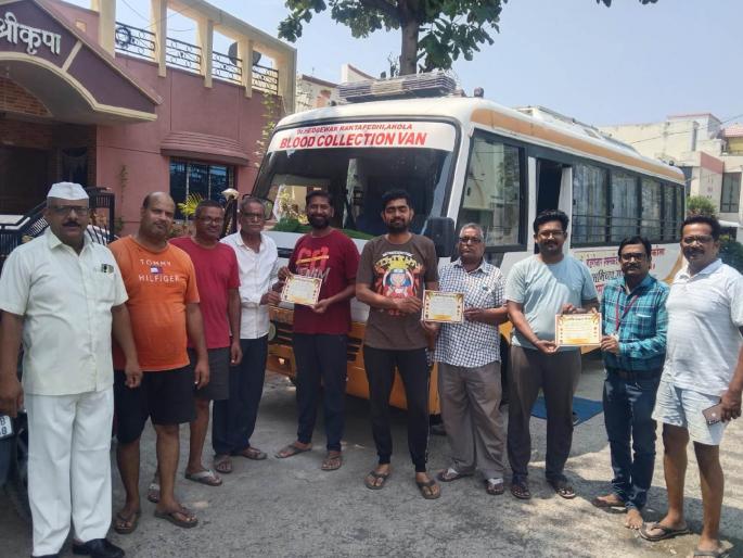 on mother birthday celebrated with blood donation at home youth initiative in akola  | आईचा वाढदिवस घरबसल्या रक्तदानाने केला साजरा; अकोल्यात तरुणांचा पुढाकार  on mother birthday celebrated with blood donation at home youth initiative in akola  | आईचा वाढदिवस घरबसल्या रक्तदानाने केला साजरा; अकोल्यात तरुणांचा पुढाकार
