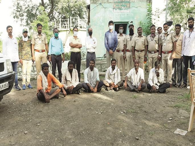 Posting photos of the slain dragon on WhatsApp was expensive; seven arrested | मारलेल्या अजगराची छायाचित्रे व्हॉटस्अॅपवर टाकणे पडले महागात Posting photos of the slain dragon on WhatsApp was expensive; seven arrested | मारलेल्या अजगराची छायाचित्रे व्हॉटस्अॅपवर टाकणे पडले महागात