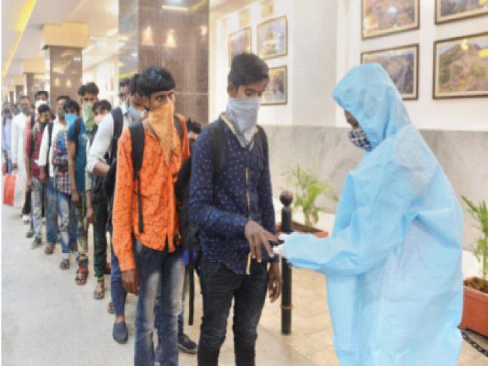 Coronavirus: I had to return to Mumbai for work; Mayanagari is the mainstay of migrant workers | Coronavirus: कामासाठी मुंबईत परतावेच लागले; स्थलांंतरित मजुरांना मायानगरीचाच आधार Coronavirus: I had to return to Mumbai for work; Mayanagari is the mainstay of migrant workers | Coronavirus: कामासाठी मुंबईत परतावेच लागले; स्थलांंतरित मजुरांना मायानगरीचाच आधार