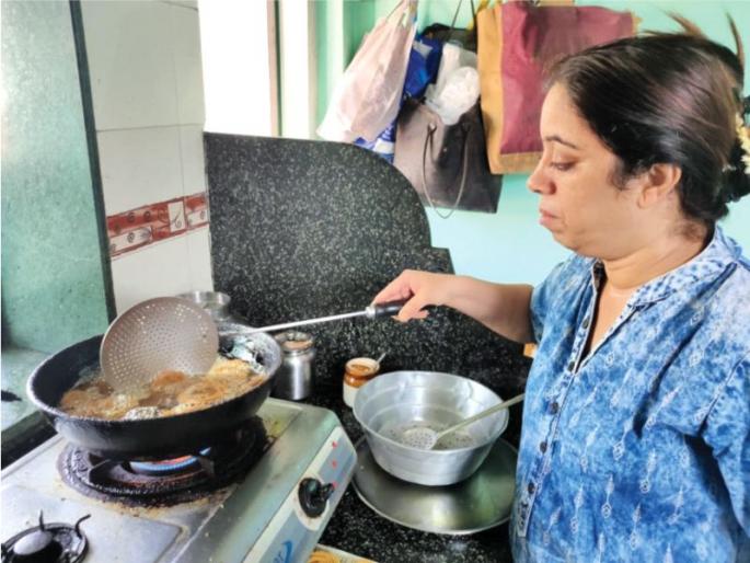 This year Diwali Faral has become expensive | यंदा दिवाळीचा फराळ झाला महाग;फराळ तयार करण्यासाठी लागणारा जिन्नस महागल्याचा परिणाम This year Diwali Faral has become expensive | यंदा दिवाळीचा फराळ झाला महाग;फराळ तयार करण्यासाठी लागणारा जिन्नस महागल्याचा परिणाम