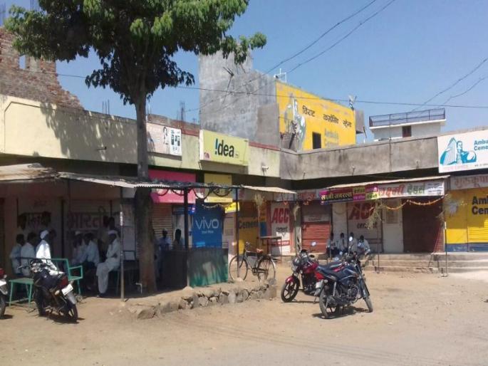 Guardian Minister Girish Mahajan, Dada Bhushe Sadly mourning on Ajang-Vadel villages; A lacquer help to the families of the dead | पालकमंत्री गिरिश महाजन, दादा भुसे यांच्या समजुतीनंतर रास्ता रोको मागे; मृतांच्या कुटुंबियांना एक लाखाची मदत जाहीर