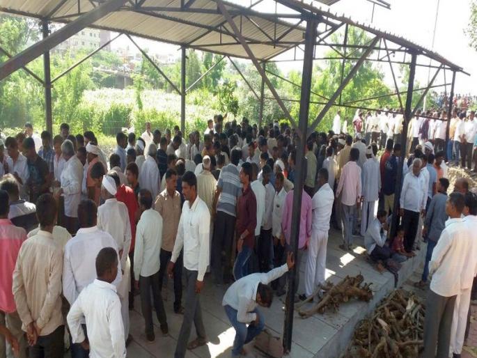 Funeral for deceased women in tractor tragedy village Ajang-Vadel | अजंग-वडेल गावात गावात शोकाकूल वातावरणात ट्रॅक्टर दुर्घटनेतील मयत महिलांवर अंत्यसंस्कार Funeral for deceased women in tractor tragedy village Ajang-Vadel | अजंग-वडेल गावात गावात शोकाकूल वातावरणात ट्रॅक्टर दुर्घटनेतील मयत महिलांवर अंत्यसंस्कार