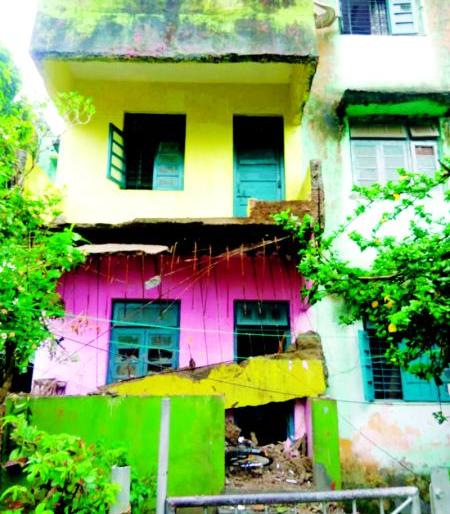 The gallery of the quarter of Ajni Railway Colony collapsed in Nagpur | नागपूरच्या अजनी रेल्वे कॉलनीतील क्वॉर्टरची गॅलरी कोसळली