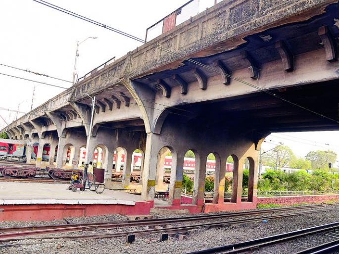 Ajani Railway pool can become a Hazardous : Limit dead | अजनी रेल्वे पूल ठरू शकतो धोकादायक : मुदत संपली Ajani Railway pool can become a Hazardous : Limit dead | अजनी रेल्वे पूल ठरू शकतो धोकादायक : मुदत संपली