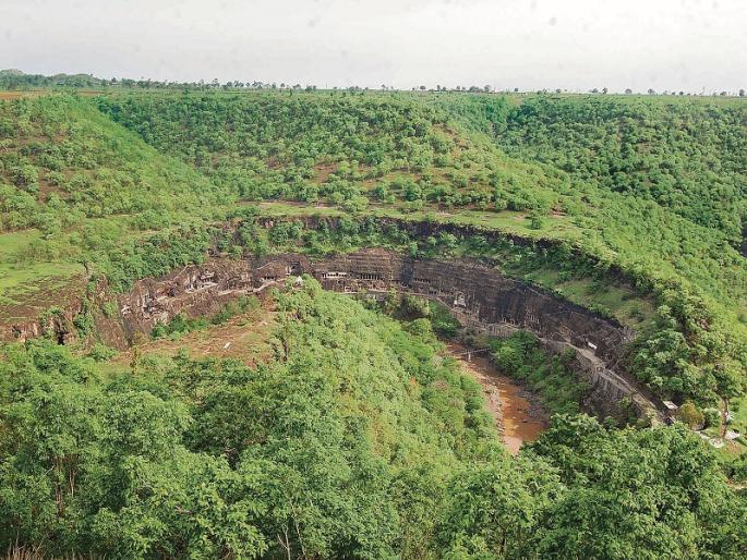 The tourists turned their backs; low tourist response on tourist destinations has made the livelihood of many difficult | पर्यटकांनीच फिरवली पाठ; पर्यटनस्थळांवरील शुकशुकाटाने अनेकांच्या रोजीरोटीचा प्रश्न बिकट The tourists turned their backs; low tourist response on tourist destinations has made the livelihood of many difficult | पर्यटकांनीच फिरवली पाठ; पर्यटनस्थळांवरील शुकशुकाटाने अनेकांच्या रोजीरोटीचा प्रश्न बिकट