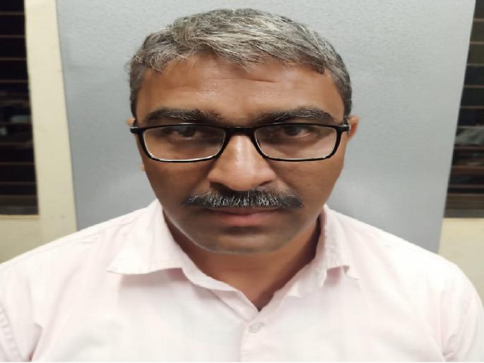 Clerk Niwas Patil of Ajara Bhumi Record Office arrested for taking bribe of 6 thousand | Kolhapur: आजऱ्यात सहा हजारांची लाच घेताना कारकून जाळ्यात, दोन महिन्यानंतर मिळणार होती बढती Clerk Niwas Patil of Ajara Bhumi Record Office arrested for taking bribe of 6 thousand | Kolhapur: आजऱ्यात सहा हजारांची लाच घेताना कारकून जाळ्यात, दोन महिन्यानंतर मिळणार होती बढती