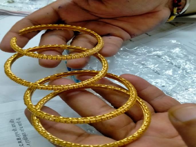 21 lakh fraud by pledging fake gold, case registered against two in aajra police | Kolhapur: बनावट सोने तारण ठेवून २१ लाखांची फसवणूक, दोघांविरोधात गुन्हा नोंद 21 lakh fraud by pledging fake gold, case registered against two in aajra police | Kolhapur: बनावट सोने तारण ठेवून २१ लाखांची फसवणूक, दोघांविरोधात गुन्हा नोंद