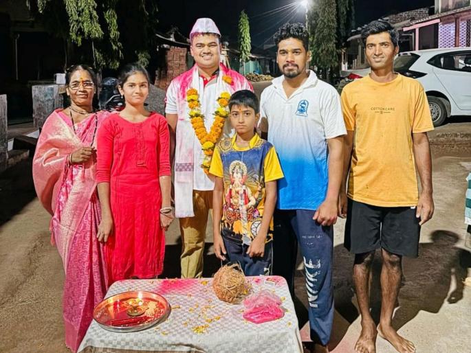 Dr Ajay Doke First youth from tribal area to crack UPSC exam; studied through videos on internet | आदिवासी भागातून UPSC परीक्षेत यश मिळवणारे पहिलेच युवक; इंटरनेटवरील व्हिडीओद्वारे केला अभ्यास