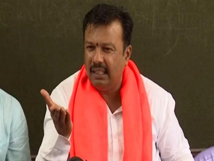 Ahmednagar Ajay Maharaj Barskar car burnt | अजय महाराज बारस्कर यांची कार जळाली; गाडी पेटवण्यात आल्याचा संशय Ahmednagar Ajay Maharaj Barskar car burnt | अजय महाराज बारस्कर यांची कार जळाली; गाडी पेटवण्यात आल्याचा संशय