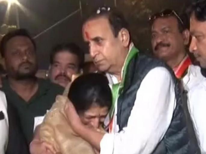 On meeting Anil Deshmukh, his wife Aarti Deshmukh was seen getting emotional. | Anil Deshmukh: पतीला भेटातच आरती देशमुखांना अश्रृ अनावर; अनिल देशमुखही झाले भावूक On meeting Anil Deshmukh, his wife Aarti Deshmukh was seen getting emotional. | Anil Deshmukh: पतीला भेटातच आरती देशमुखांना अश्रृ अनावर; अनिल देशमुखही झाले भावूक