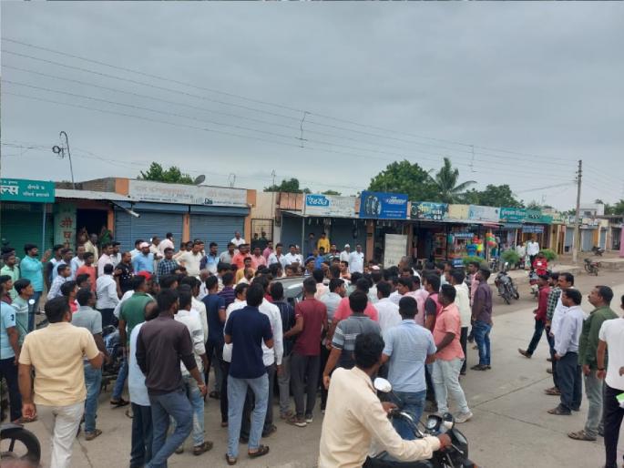 Filmy style vehicle chase by finance agents for debt recovery, Thrilling on the road from Atpadi to Dighchi | कर्ज वसुलीसाठी फायनान्स एजंटांकडून फिल्मी स्टाईलने वाहनाचा पाठलाग, आटपाडी ते दिघंची रस्त्यावर थरार Filmy style vehicle chase by finance agents for debt recovery, Thrilling on the road from Atpadi to Dighchi | कर्ज वसुलीसाठी फायनान्स एजंटांकडून फिल्मी स्टाईलने वाहनाचा पाठलाग, आटपाडी ते दिघंची रस्त्यावर थरार