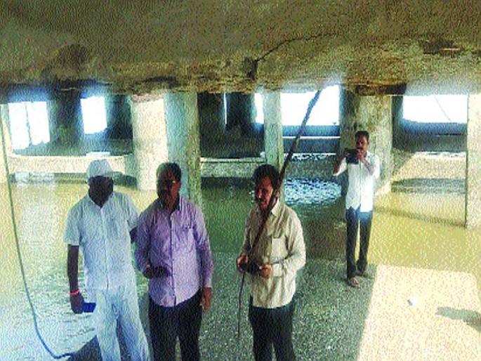 Bring a dangerous jetty between Gharapuri-Rajbunder! | घारापुरी-राजबंदरदरम्यान धोकादायक जेट्टीला टेकू ! Bring a dangerous jetty between Gharapuri-Rajbunder! | घारापुरी-राजबंदरदरम्यान धोकादायक जेट्टीला टेकू !