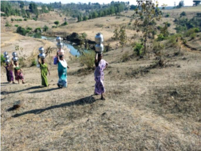Tribal women have to pipe for water | आदिवासी महिलांना पाण्यासाठी करावी लागते पायपीट Tribal women have to pipe for water | आदिवासी महिलांना पाण्यासाठी करावी लागते पायपीट