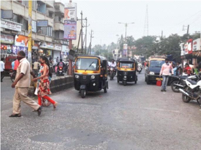 Unauthorized parking causes traffic congestion; Citizens suffer | अनधिकृत पार्किंगमुळे होतेय वाहतूककोंडी; नागरिक त्रस्त Unauthorized parking causes traffic congestion; Citizens suffer | अनधिकृत पार्किंगमुळे होतेय वाहतूककोंडी; नागरिक त्रस्त