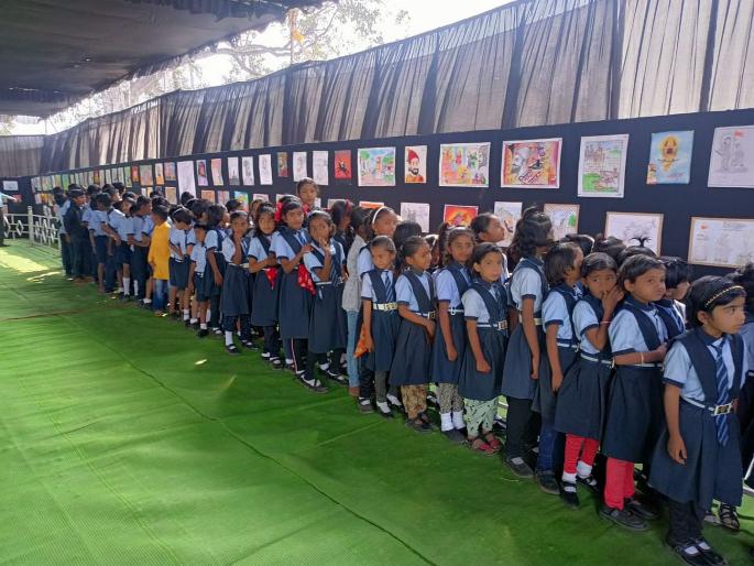Students were overwhelmed to see Shiv Smriti picture-rangoli | शिवस्मृती चित्र-रांगोळी पाहून विद्यार्थी भारावले Students were overwhelmed to see Shiv Smriti picture-rangoli | शिवस्मृती चित्र-रांगोळी पाहून विद्यार्थी भारावले
