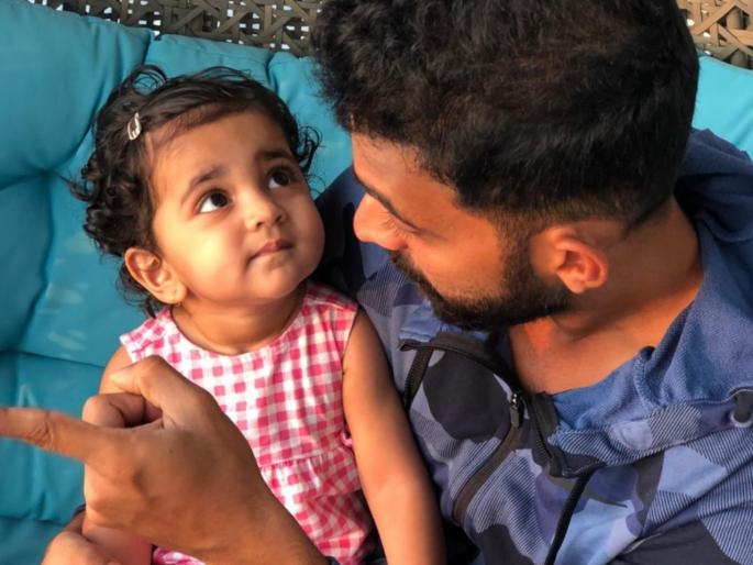 Ajinkya Rahane spending quality time with daughter after 5 months, 2 countries, 8 cities  | ५ महिने, २ देश अन् ८ शहरं; लेकिला कुशीत घेत अजिंक्य रहाणेनं लिहीला हृदयस्पर्शी मॅसेज!