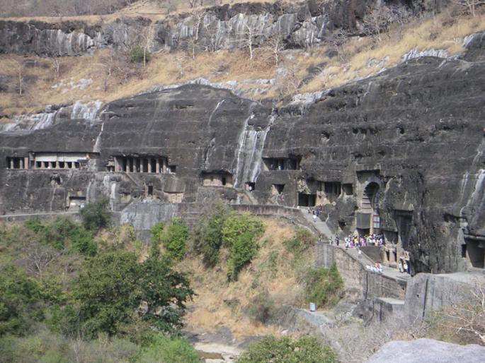 The time of Ajit tourists is in a queue of tickets | तिकिटांच्या रांगेतच जातो अजिंठाच्या पर्यटकांचा वेळ The time of Ajit tourists is in a queue of tickets | तिकिटांच्या रांगेतच जातो अजिंठाच्या पर्यटकांचा वेळ