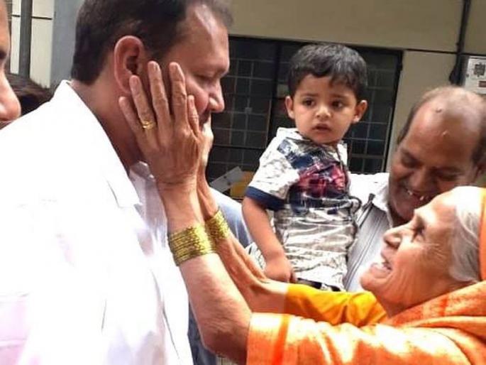 blessing OF Senior! Old age women took kiss of udayanraje bhosale in satara, photo viral | थोरांचे आशीर्वाद ! 'आय लव्ह यू' म्हणणाऱ्या उदयनराजेंचा आजीबाईंनी घेतला 'मुका' blessing OF Senior! Old age women took kiss of udayanraje bhosale in satara, photo viral | थोरांचे आशीर्वाद ! 'आय लव्ह यू' म्हणणाऱ्या उदयनराजेंचा आजीबाईंनी घेतला 'मुका'