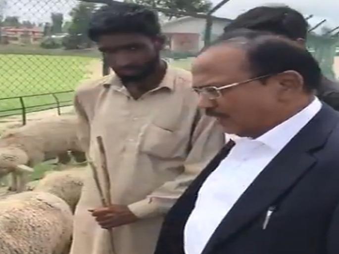 National Security Advisor Ajit Doval interacts with locals in Anantnag, an area which has been a hotbed of terrorist activities in the past. | अजित डोवालांनी पुन्हा साधला काश्मीरी जनतेशी संवाद! National Security Advisor Ajit Doval interacts with locals in Anantnag, an area which has been a hotbed of terrorist activities in the past. | अजित डोवालांनी पुन्हा साधला काश्मीरी जनतेशी संवाद!