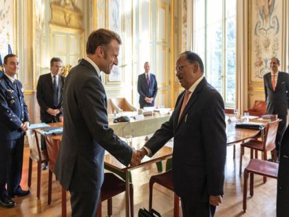 NSA Ajit Doval meets French President Emmanuel Macron in france and briefs about indian efforts to stop russia ukraine war | कमी तिथे आम्ही नव्हे, तर भारत म्हणजे 'हमी'! पुतिन यांच्यानंतर अजित डोवाल फ्रान्सच्या राष्ट्राध्यक्षांना भेटले; कारण काय? NSA Ajit Doval meets French President Emmanuel Macron in france and briefs about indian efforts to stop russia ukraine war | कमी तिथे आम्ही नव्हे, तर भारत म्हणजे 'हमी'! पुतिन यांच्यानंतर अजित डोवाल फ्रान्सच्या राष्ट्राध्यक्षांना भेटले; कारण काय?