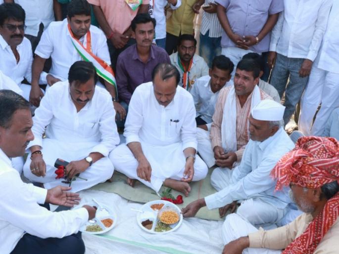 Ajit Pawar visits farmers 'farm, welcomes farmers' attention | शेताच्या बांधावर जाऊन अजित पवारांनी साधला शेतक-यांशी संवाद, हुरडा खाऊ घालून शेतकऱ्यांनी केले स्वागत Ajit Pawar visits farmers 'farm, welcomes farmers' attention | शेताच्या बांधावर जाऊन अजित पवारांनी साधला शेतक-यांशी संवाद, हुरडा खाऊ घालून शेतकऱ्यांनी केले स्वागत