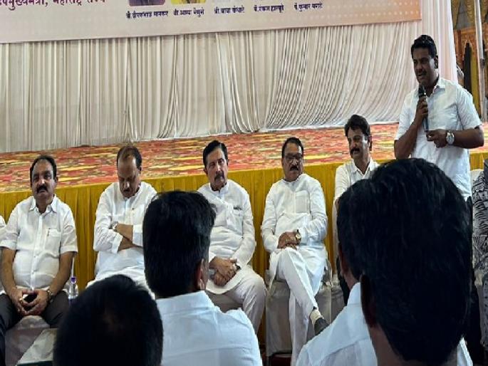 Don't leave Satara Constituency to someone else and change candidate from Madha Constituency, Extreme role of leaders, workers in front of Ajit Pawar | सातारा सोडू नका; माढा उमेदवार बदला; अजित पवारांसमोर नेते, कार्यकर्त्यांची टोकाची भूमिका 