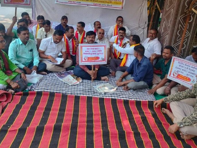 Indefinite hunger strike of ST employees; | एसटी कर्मचाऱ्यांचे बेमुदत उपोषण; Indefinite hunger strike of ST employees; | एसटी कर्मचाऱ्यांचे बेमुदत उपोषण;