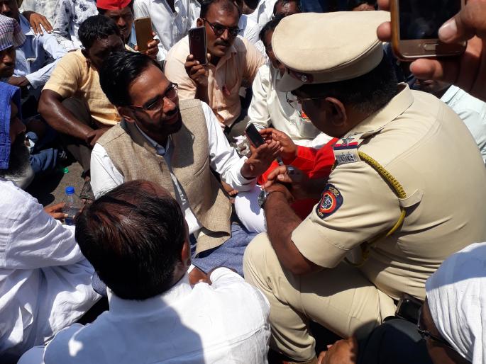 Ajit Navale assaulted farmers, farmers protest rally | किसान सभेच्या मोर्चातील शेतकऱ्यांना सोलापूरच्या पोलिसांकडून मारहाण; अजित नवलेंना धक्काबुक्की Ajit Navale assaulted farmers, farmers protest rally | किसान सभेच्या मोर्चातील शेतकऱ्यांना सोलापूरच्या पोलिसांकडून मारहाण; अजित नवलेंना धक्काबुक्की