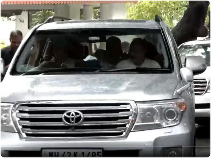 The key of NCP's new office was lost, Ajit Pawar had to stay in the car, after that... | राष्ट्रवादीच्या नव्या ऑफिसची चावी हरवली, अजितदादानां राहावं लागलं कारमध्ये बसून, त्यानंतर... The key of NCP's new office was lost, Ajit Pawar had to stay in the car, after that... | राष्ट्रवादीच्या नव्या ऑफिसची चावी हरवली, अजितदादानां राहावं लागलं कारमध्ये बसून, त्यानंतर...