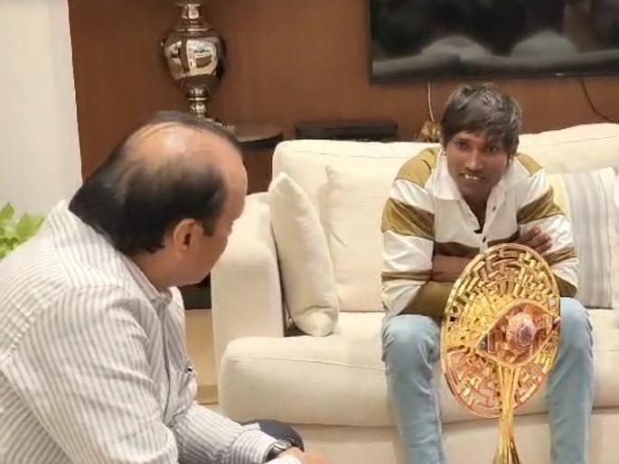 The boy of my village does not have a house, we will build him a good big house; Big announcements about Ajit Pawar's Suraj chavan meet big boss marathi winner baramati | माझ्या गावचा मुलगा, घरकुल नाही आम्ही त्याला चांगले मोठे घर बांधून देणार; अजित पवारांच्या सूरजबाबत मोठ्या घोषणा The boy of my village does not have a house, we will build him a good big house; Big announcements about Ajit Pawar's Suraj chavan meet big boss marathi winner baramati | माझ्या गावचा मुलगा, घरकुल नाही आम्ही त्याला चांगले मोठे घर बांधून देणार; अजित पवारांच्या सूरजबाबत मोठ्या घोषणा