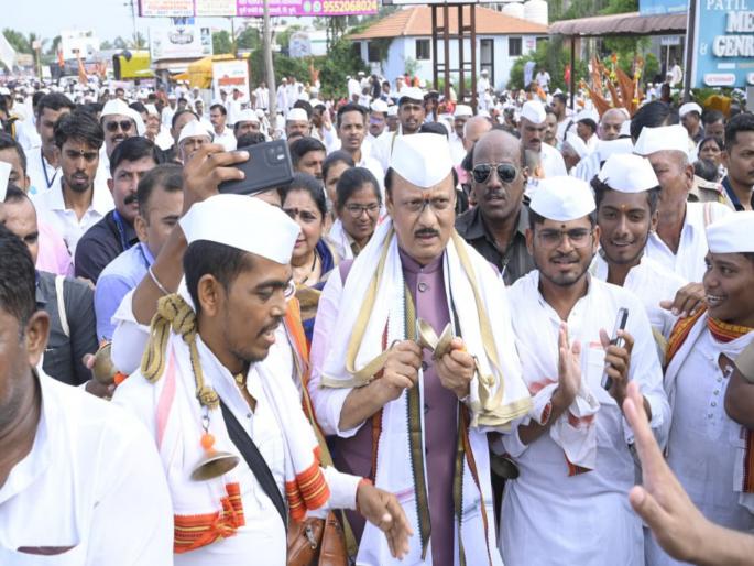 Ajit Pawar takes up the vithunama alarm; Intermarriage with Baramati to Katewadi Varkaras | Ashadhi Wari: अजित पवारांनी टाळ हाती घेत केला विठूनामाचा गजर; बारामती ते काटेवाडी वारकऱ्यांसोबत सपत्नीक Ajit Pawar takes up the vithunama alarm; Intermarriage with Baramati to Katewadi Varkaras | Ashadhi Wari: अजित पवारांनी टाळ हाती घेत केला विठूनामाचा गजर; बारामती ते काटेवाडी वारकऱ्यांसोबत सपत्नीक