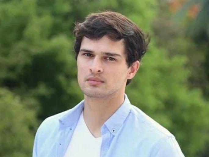 Ajit Sodhi son of actress nafisa ali is still struggling in the industry at the age of 36 | प्रसिद्ध अभिनेत्रीचा मुलगा; ३६ व्या वर्षीही बॉलिवूडमध्ये करतोय संघर्ष; आता मिळाली मोठी संधी