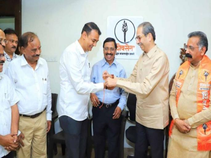 Ajit Yashwantrao NCP Spokesperson of Ajit Pawar Group in Ratnagiri District joined the Thackeray Group | अजित पवारांच्या बड्या नेत्याला विनातिकीट ठाकरे गटात प्रवेश; कोकणात मोठा धक्का Ajit Yashwantrao NCP Spokesperson of Ajit Pawar Group in Ratnagiri District joined the Thackeray Group | अजित पवारांच्या बड्या नेत्याला विनातिकीट ठाकरे गटात प्रवेश; कोकणात मोठा धक्का