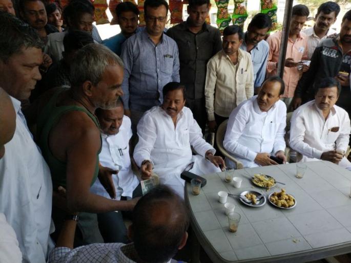 ajit pawar talk with common tea seller in hingoli | हिंगोलीतील टपरीवर अजित पवारांनी प्यायली कॉफी, चहावाल्याशी मारल्या गप्पा