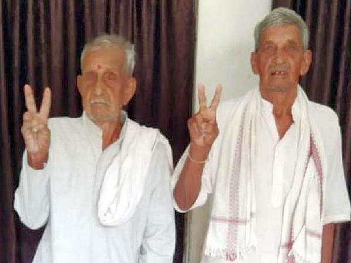 old man performed last rites of wife after after Executed the right to vote | घरी पत्नीची तिरडी बांधत होते अन् पती मतदानासाठी रांगेत उभा होता old man performed last rites of wife after after Executed the right to vote | घरी पत्नीची तिरडी बांधत होते अन् पती मतदानासाठी रांगेत उभा होता