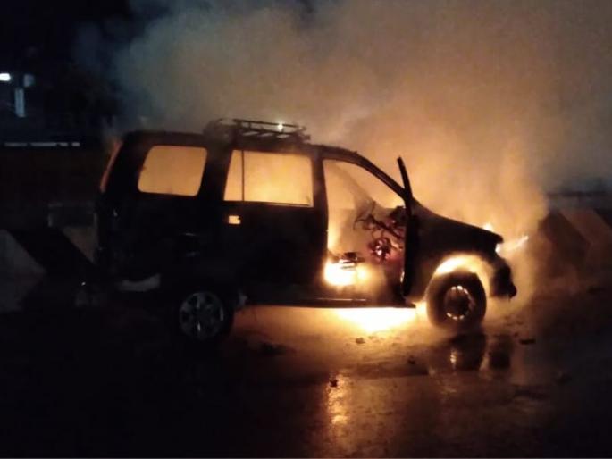 Stomach taken by car on national highway; 15 women laborers survived | राष्ट्रीय महामार्गावर कारने घेतला पेट; १५ महिला मजूर वाचले Stomach taken by car on national highway; 15 women laborers survived | राष्ट्रीय महामार्गावर कारने घेतला पेट; १५ महिला मजूर वाचले