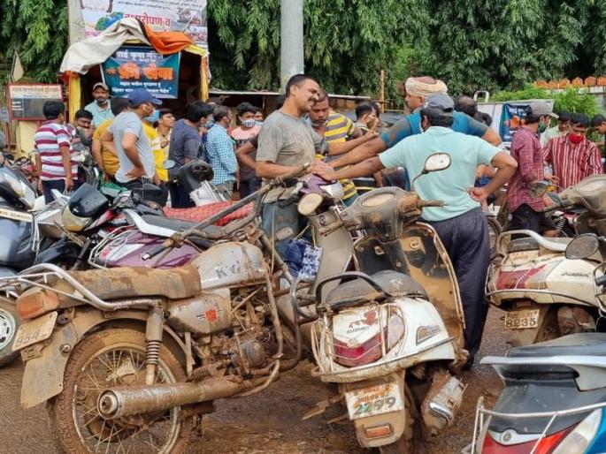 How to compensate for the loss of vehicles in the flood; Queues for vehicle repairs in Mahad | महापुरातील वाहनांचे नुकसान कसे भरून निघणार; महाडमध्ये वाहनांच्या दुरुस्तीला रांगा How to compensate for the loss of vehicles in the flood; Queues for vehicle repairs in Mahad | महापुरातील वाहनांचे नुकसान कसे भरून निघणार; महाडमध्ये वाहनांच्या दुरुस्तीला रांगा