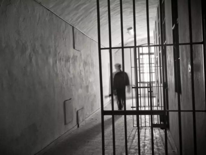 A woman jailer fell in love with an inmate, after which she gave the inmate a mobile phone. | महिला तुरुंग अधिकारी कैद्याच्या प्रेमात; किसच्या बदल्यात..., अधिकारीही पडले बुचकळ्यात! A woman jailer fell in love with an inmate, after which she gave the inmate a mobile phone. | महिला तुरुंग अधिकारी कैद्याच्या प्रेमात; किसच्या बदल्यात..., अधिकारीही पडले बुचकळ्यात!