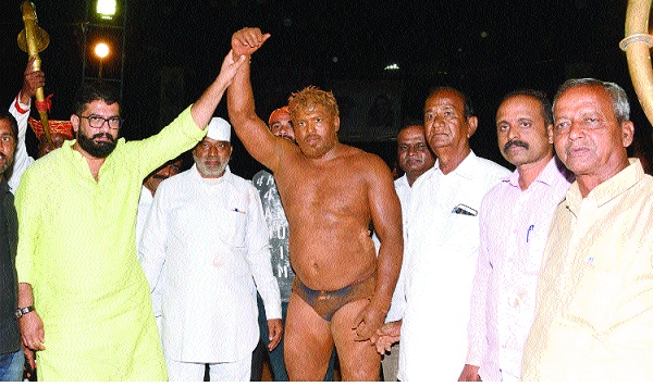 'Ajinkyaaraja' hit Kawantumba 10 9 knocks out: thousands of fans | ‘अजिंक्यतारा’चे मैदान कौस्तुभने मारले १०९ कुस्त्या निकाली : हजारो शौकिनांच्या डोळ्यांचे पारणे फेडले