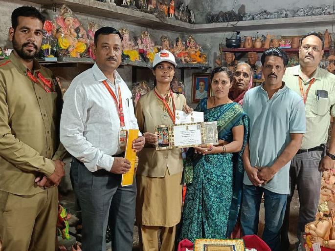 Special invitation from the President's Office to Anjana Kumbhar a woman entrepreneur from Parli village in Satara district for the Independence Day program | Satara: परळीच्या महिला उद्योजिकेला राष्ट्रपती कार्यालयाचे निमंत्रण; यशस्वी वाटचालीची घेतली दखल Special invitation from the President's Office to Anjana Kumbhar a woman entrepreneur from Parli village in Satara district for the Independence Day program | Satara: परळीच्या महिला उद्योजिकेला राष्ट्रपती कार्यालयाचे निमंत्रण; यशस्वी वाटचालीची घेतली दखल