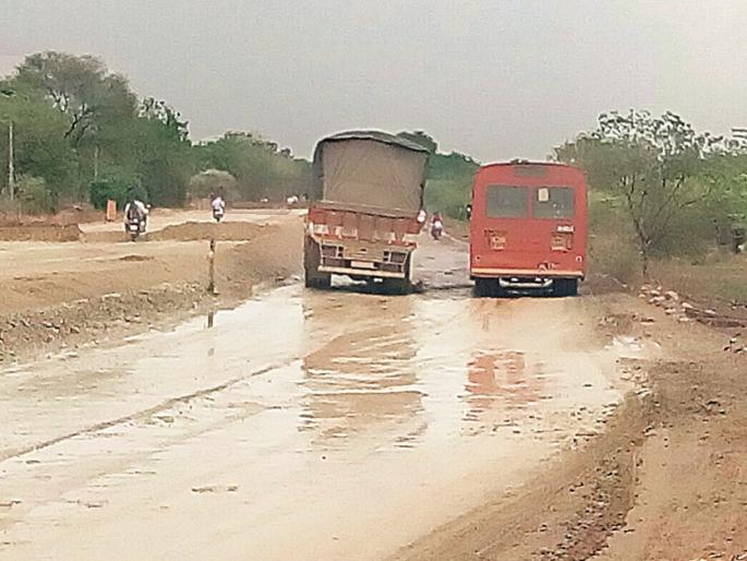 Ten ministerial positions; But the development is very poor | मंत्रिदर्जाची दहा पदे; विकासाची मात्र वाणवा Ten ministerial positions; But the development is very poor | मंत्रिदर्जाची दहा पदे; विकासाची मात्र वाणवा