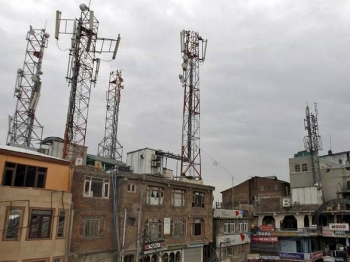 Illegal mobile tower looting in Thane; Disruption of network if action is taken | ठाण्याला बेकायदा मोबाइल टॉवरचा विळखा; कारवाई केल्यास नेटवर्क खंडीत Illegal mobile tower looting in Thane; Disruption of network if action is taken | ठाण्याला बेकायदा मोबाइल टॉवरचा विळखा; कारवाई केल्यास नेटवर्क खंडीत