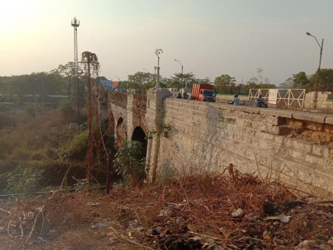 Cracks in the retaining wall of the British-era Ajni railway bridge Nagpur; Fear of a major disaster | ब्रिटिशकालीन अजनी रेल्वे पुलाच्या संरक्षक भिंतीला तडे; मोठ्या दुर्घटनेची भीती Cracks in the retaining wall of the British-era Ajni railway bridge Nagpur; Fear of a major disaster | ब्रिटिशकालीन अजनी रेल्वे पुलाच्या संरक्षक भिंतीला तडे; मोठ्या दुर्घटनेची भीती