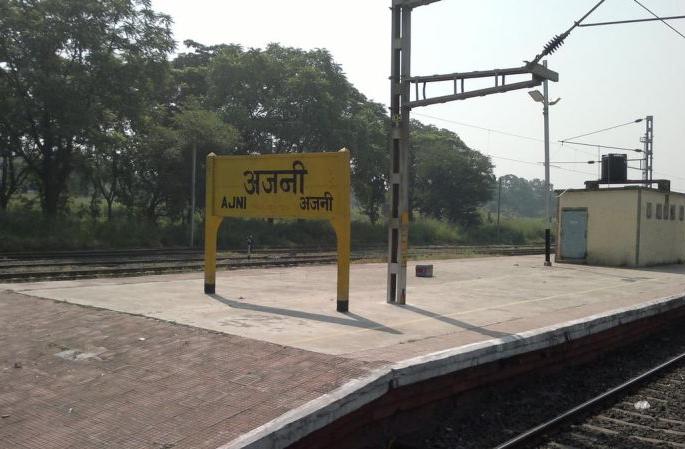 Mother's death, daughter injured after jumping by running train | धावत्या रेल्वेतून उडी मारल्याने आईचा मृत्यू, मुलगी गंभीर