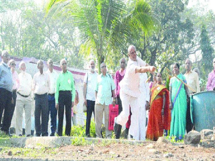  The grandmother, the chairwoman, the grandfather, the grandfather of the grandfather | आजींनी पटकावली खुर्ची, आजोबांचा विटीला फटका, आजीआजोबा संमेलन