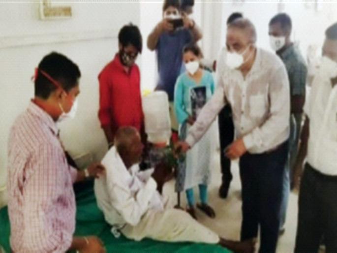 103-year-old grandfather overcomes corona | १०३ वर्षीय आजोबांची कोरोनावर मात, जिल्हाधिकारी गुरसळ यांनी केले अभिनंदन 103-year-old grandfather overcomes corona | १०३ वर्षीय आजोबांची कोरोनावर मात, जिल्हाधिकारी गुरसळ यांनी केले अभिनंदन